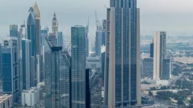 Modern gökdelenler ile Dubai Uluslararası Finans Merkezi ilçe gece timelapse gün