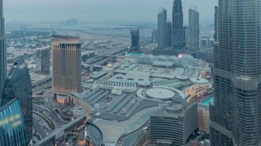 Alışveriş merkezi, çeşmeler ve Burç Halife havadan geceye kadar havaile Dubai şehir merkezinin paniramik silüeti görünümü