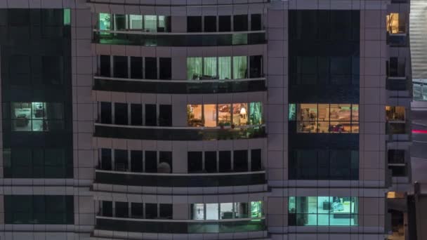 Nachtansicht des äußeren Wohnhauses Zeitraffer. Hochhaus-Wolkenkratzer mit blinkenden Lichtern in Fenstern — Stockvideo