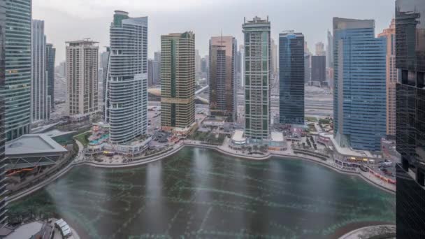 Budynki mieszkalne i biurowe w Jumeirah Lake Towers powiat dzień do nocy timelapse w Dubaju — Wideo stockowe