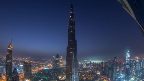 Paniramiczny widok na panoramę Dubaju centrum miasta z centrum handlowym, fontanny i Burdż Chalifa antenowe noc do dnia timelapse — Wideo stockowe