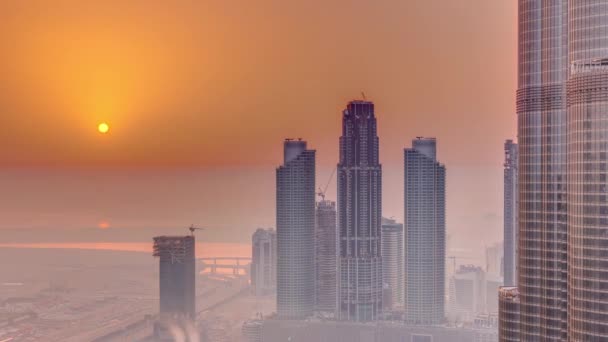 Dubai şehir merkezindeki gökdelenlerin muhteşem gün doğumu havadan görünümü sabah saatinde, Dubai, Birleşik Arap Emirlikleri — Stok video