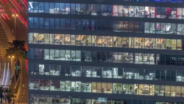 Skyline vista del traffico di intersezione sulla strada Al Saada vicino a DIFC notte timelapse a Dubai, Emirati Arabi Uniti . — Video Stock