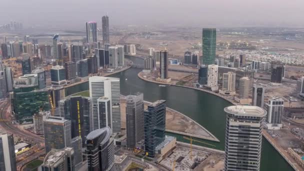 Vista aérea panorámica de las torres de la bahía de negocios en Dubai día a noche timelapse . — Vídeos de Stock