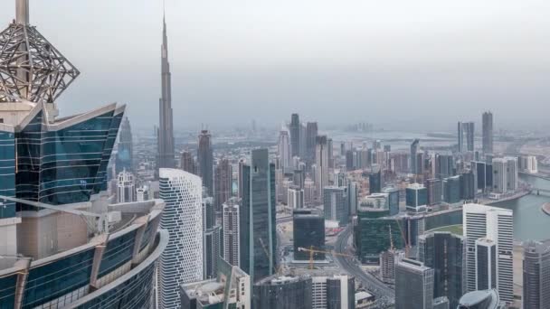 Panoramische luchtfoto van Business Bay Towers in Dubai dag tot nacht timelapse. — Stockvideo