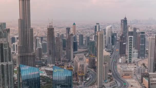 Dubai Centro skyline paisaje urbano futurista con muchos rascacielos y Burj Khalifa timelapse aéreo . — Vídeos de Stock