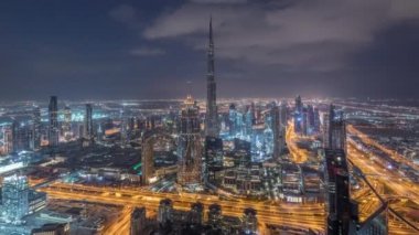Dubai Downtown silueti fütüristik cityscape birçok gökdelenler ve Burj Khalifa hava gece gündüz timelapse ile.