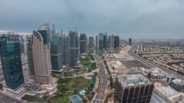 Jumeirah Lake Towers yerleşim bölgesi Dubai Marina yakınlarında gece saatlerinden gündüze havadan