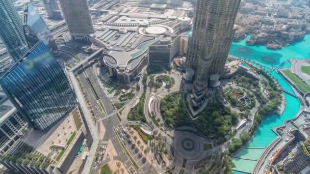 Dubai Downtown Street met druk verkeer en wolkenkrabbers rond timelapse. — Stockvideo