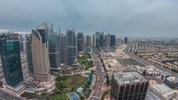 Jumeirah Lake Towers yerleşim bölgesi Dubai Marina yakınlarında gece saatlerinden gündüze havadan — Stok video