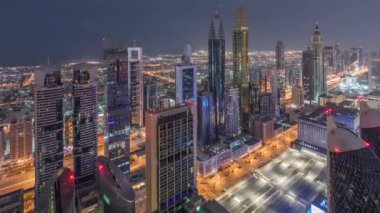 Şeyh Zayed Road ve Difc hava gece Dubai, Bae gündüz timelapse binaların Silueti.
