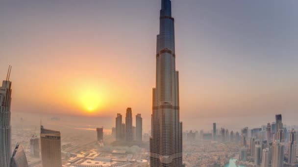 Paniramic skyline uitzicht op Dubai Downtown tijdens zonsopgang met Mall, fonteinen en Burj Khalifa antenne Morning timelapse — Stockvideo