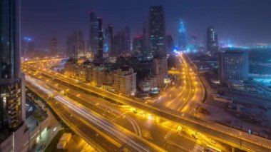 Dubai şehir merkezi silueti gece gündüz hava zaman atlamalı karayolu üzerinde trafik ile