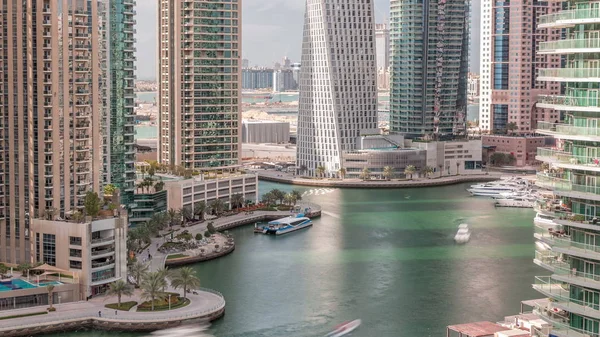 Flygfoto över Dubai Marina bostäder och kontor skyskrapor med strandnära timelapse — Stockfoto