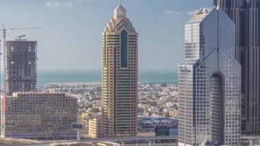 Dubai timelapse gökdelenler ve yol kavşağı havadan görünümü