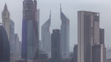 Dubai şehir silueti karayolu üzerinde trafik ile sabah hava timelapse
