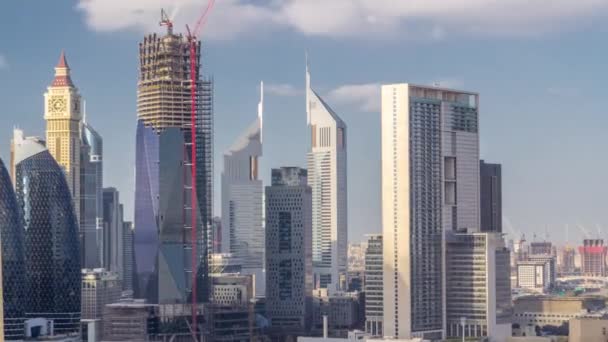 Luchtfoto in het centrum en financial district in Dubai timelapse, Verenigde Arabische Emiraten met wolkenkrabbers en snelwegen. — Stockvideo