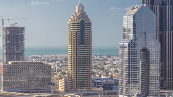두바이 타임랩스의 고층 빌딩과 도로 교차로의 공중 전경 — 비디오