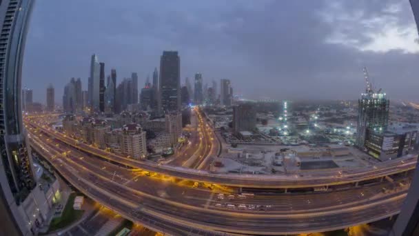 Dubaï skyline nuit au jour le jour timelapse aérien avec la circulation sur l'autoroute — Video