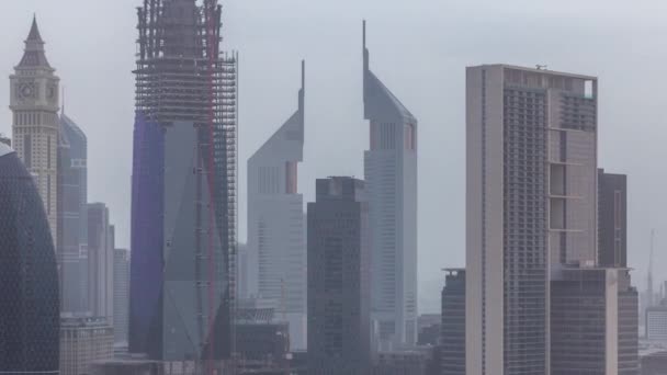 Dubai Downtown skyline in de ochtend antenne timelapse met verkeer op de snelweg — Stockvideo
