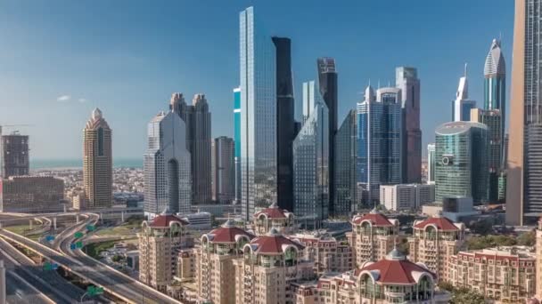 Luftaufnahme von Wolkenkratzern und Straßenkreuzungen im Zeitraffer in Dubai — Stockvideo