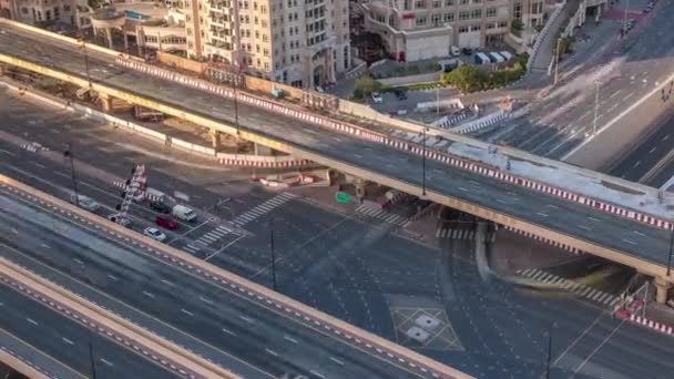 Luchtfoto van het knooppunt van de snelweg in Dubai Downtown avond timelapse. — Stockvideo