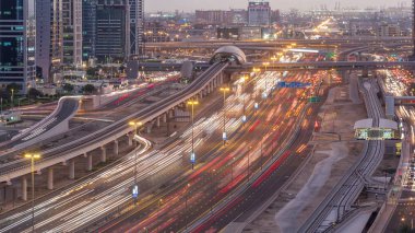 Dubai Marina yakınlarındaki Şeyh Zayed yoluna giden hava manzarası ve Dubai 'deki gündüz ve gece saatleri..