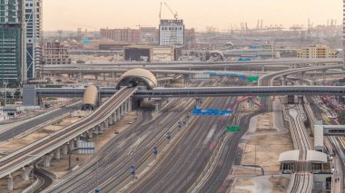 Dubai Marina ve Jlt, Dubai yakınlarındaki Şeyh Zayed yoluna giden hava manzaralı..
