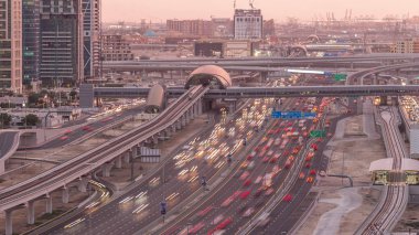 Dubai Marina yakınlarındaki Şeyh Zayed yoluna giden hava manzarası ve Dubai 'deki gündüz ve gece saatleri..