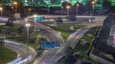 Dubai Marina ve Jlt Timelapse, Dubai yakınlarındaki Şeyh Zayed yoluna giden hava manzaralı..
