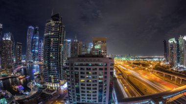 Dubai Marina ve Jlt Timelapse, Dubai yakınlarındaki Şeyh Zayed yoluna giden hava manzaralı..