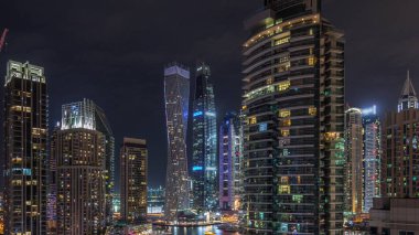 Dubai Marina 'daki çeşitli gökdelenlerin ve kulelerin görüntüsü.