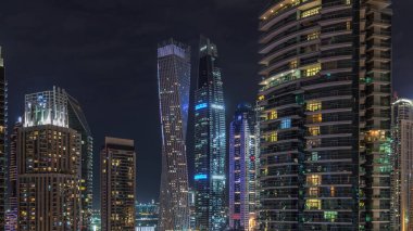 Dubai Marina 'daki çeşitli gökdelenlerin ve kulelerin görüntüsü.