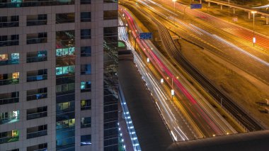 Dubai Marina ve Jlt Timelapse, Dubai yakınlarındaki Şeyh Zayed yoluna giden hava manzaralı..