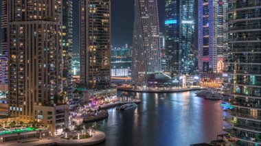 Dubai Marina yerleşim ve ofis gökdelenlerinin deniz manzarası.