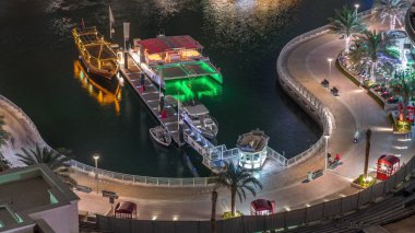 Dubai Marina Limanı 'ndaki rıhtım güvertesi gece uçuşları. Dubai, Birleşik Arap Emirlikleri