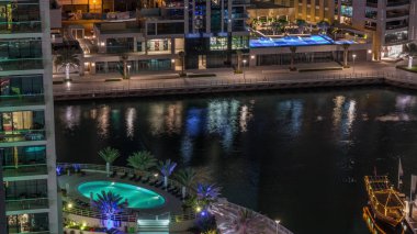 Dubai Marina Limanı 'ndaki rıhtım güvertesi gece uçuşları. Dubai, Birleşik Arap Emirlikleri