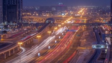 Dubai Marina yakınlarındaki Şeyh Zayed yoluna giden hava manzarası ve Dubai 'deki Jlt..