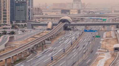 Dubai Marina ve Jlt Timelapse, Dubai yakınlarındaki Şeyh Zayed yoluna giden hava manzaralı..