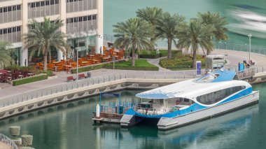 Dubai Marina Limanı 'ndaki rıhtım güvertesi, zaman ayarlı. Dubai, Birleşik Arap Emirlikleri