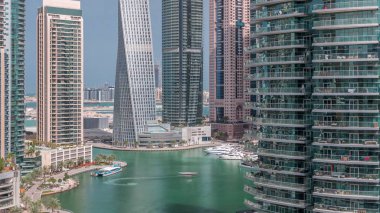 Dubai Marina yerleşim ve ofis gökdelenlerinin deniz manzarası.
