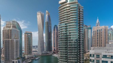 Dubai Marina yerleşim ve ofis gökdelenlerinin deniz manzarası.