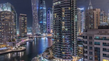 Dubai Marina yerleşim ve ofis gökdelenlerinin deniz manzarası.