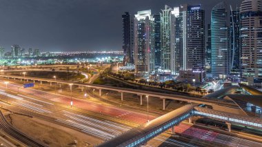 Dubai Marina ve Jlt Timelapse, Dubai yakınlarındaki Şeyh Zayed yoluna giden hava manzaralı..