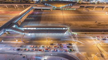 Dubai Marina ve Jlt Timelapse, Dubai yakınlarındaki Şeyh Zayed yoluna giden hava manzaralı..