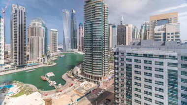 Dubai Marina yerleşim ve ofis gökdelenlerinin deniz manzarası.
