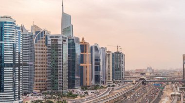 Dubai Marina yakınlarındaki Şeyh Zayed yoluna giden hava manzarası ve Dubai 'deki gündüz ve gece saatleri..