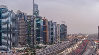 Dubai Marina yakınlarındaki Şeyh Zayed yoluna giden hava manzarası ve Dubai 'deki gündüz ve gece saatleri..