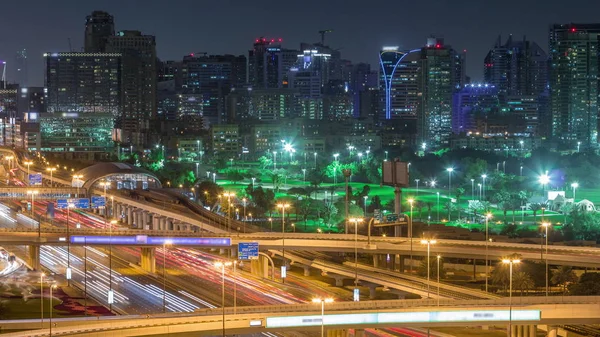 Dubai Golfbaan met een stadsgezicht van Gereens en tecom districten op de achtergrond luchtfoto 's nachtelijke tijdspanne — Stockfoto