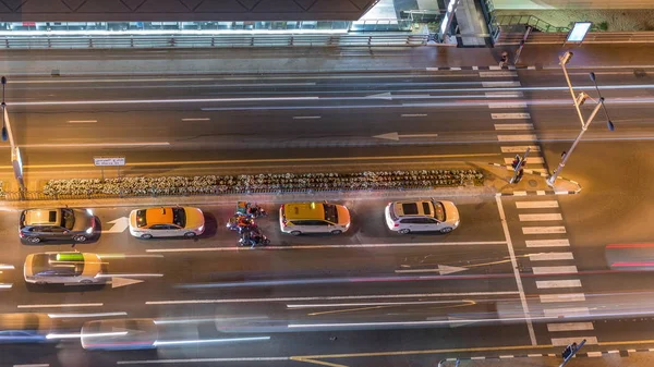 Intersección con coches y parada de tranvía con vista aérea del ferrocarril desde el timelapse noche arriba en Dubai Marina — Foto de Stock